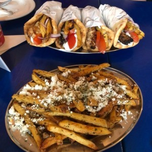 Gyros de pollo y papa fritas con feta y oregano