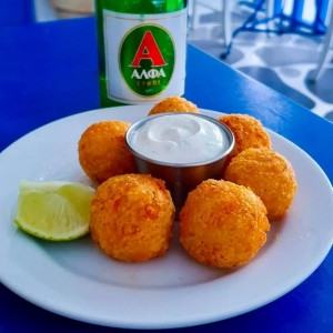 Croquetas con queso feta y tzatziki