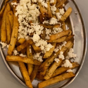 Papas frirss con queso feta