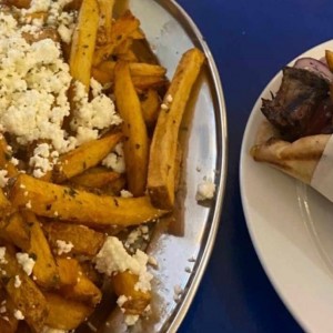 papas con queso feta y gyro de pollo