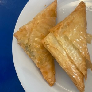 Spanakopita - Empanada frita de filo, espinaca y queso feta 