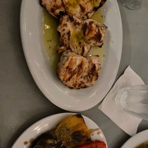 Kotopulo Lemonato con vegetales a la parrilla