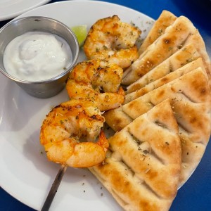 Broschetta de camarones con tzatziki