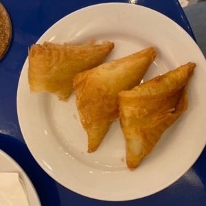 empanada de filo con queso feta 