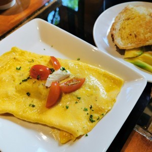 Omelette de la Casa con tostadas y aguacate