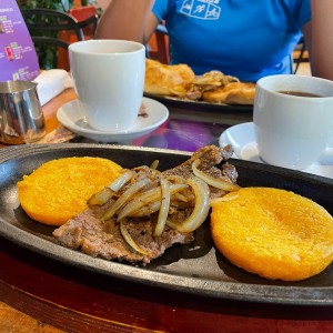 Bistec encebollado