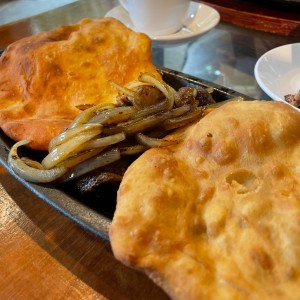 Bistec encebollado con hojaldre