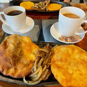 Bistec encebollado con tortilla y hojaldre