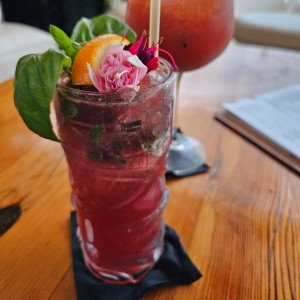 Coctel frutos rojos, muy rico y refrescante, al fondo una cerveza corona preparada estilo bloody Mary