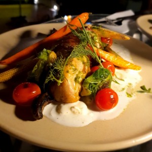 pollo enrollado con tocino, verduras al horno y una salsa maravillosa