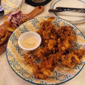 Patacones rellenos y calamares fritos.