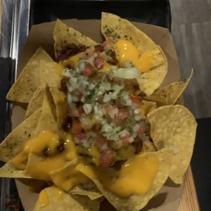 STARTERS - CHILI NACHOS