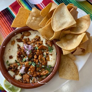 Queso fundido con chorizo