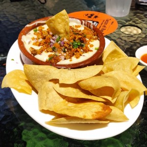 Queso Fundido con Chorizo