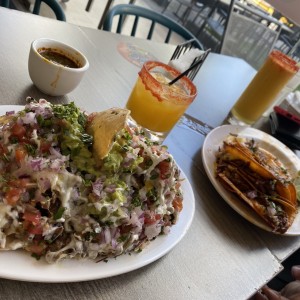 Nachos y quesatacos