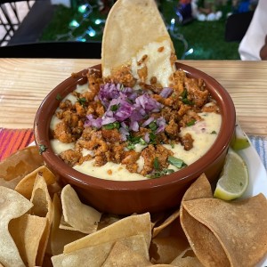 Queso fundido con chorizo 