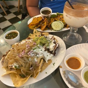 nachos de birria y quesatacos