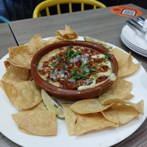 Queso fundido con chorizo 