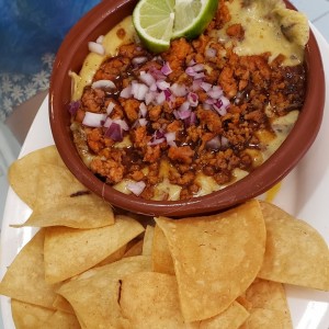 Queso fundido con nachos