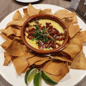 nachos chorizo y queso