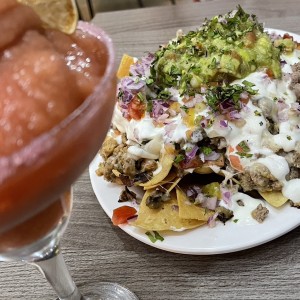 Nachos Premium de Chuleta y Pollo con Margarita de Fresa