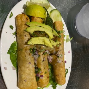 Flautas de birria 