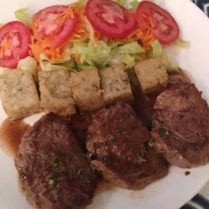 Medallones en vino Porto con ensalada mixta y Milho frito