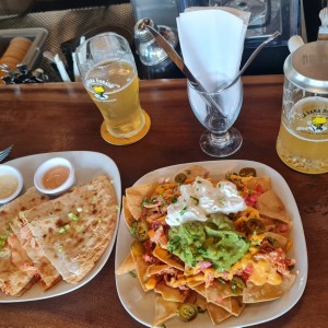 nachos de pollo y quesadillas...