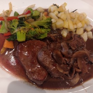 medallones de carne al vino tinto con hongos 