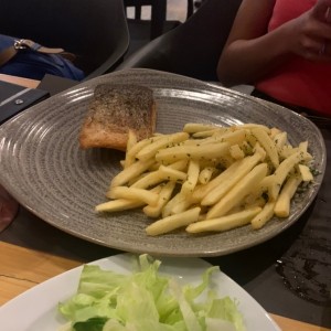 Salmon al grill con guarnicion de papas fritas 