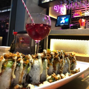 Roll de sushi y sangria de tinto