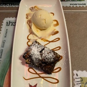 Brownie de caramelo con helado de vainilla 