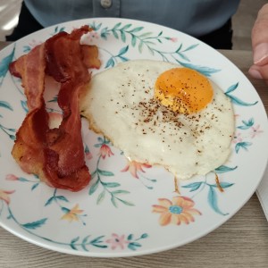 Huevo frito con tocino