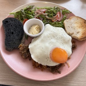 Brisket con huevos