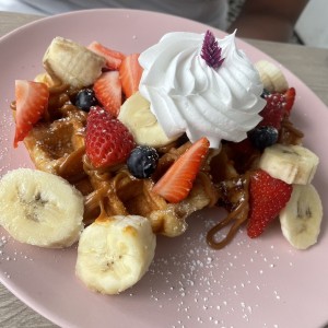 Waffles con guineo y dulce de leche 