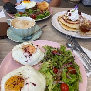 Benedictish, Pancakes de Guayaba con Queso y Brisket a Caballo