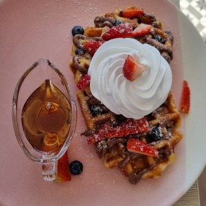 Waffles con Nutella y frutos rojos