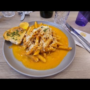 Pasta con pollo - salsa rosada