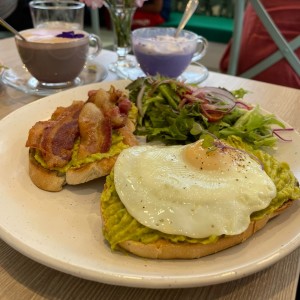 Tostada de Aguacate 