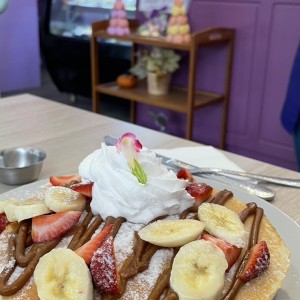 Pancakes con dulce de leche, guineo y fresas