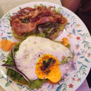 Benedict-Ish - Bacon y Aguacate