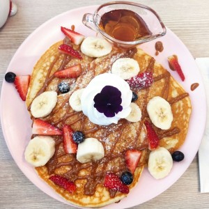 Pancakes con guineo y dulce de leche