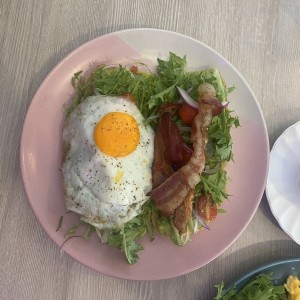 Tostadas de aguacate, huevo y tocino 