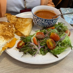 Crema de tomate, ensalada y emparedado de queso cheddar