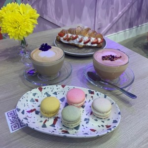 Cafe lavanda y rosas,  Macarons y crossaint con fresas ?