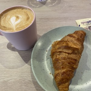 Capuchino y croissant de mantequilla