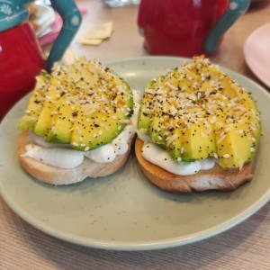 tostadas de aguacate y queso crema