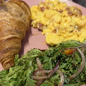 Huevos revueltos con Croissant