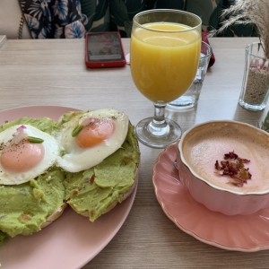 Avocado ricotta toast, latte de rosas y jugo de naranja