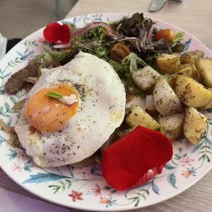 A caballo con Huevo frito , Cebollas salteadas y Tostadas